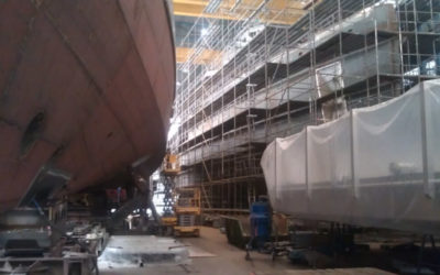 Prace antykorozyjne przy budowie jachtu w Damen Shipyards w Gorinchem